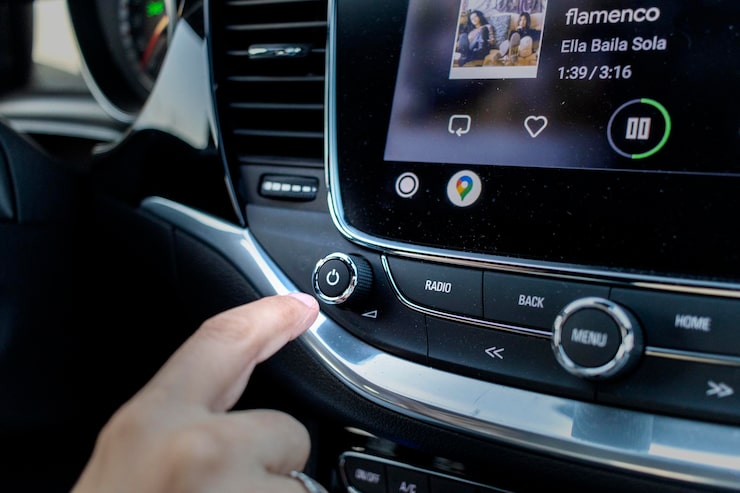 Kia Sportage infotainment system menu showing software version number and system update button.